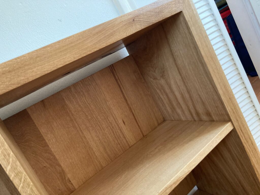 Eiken houten boekenkast , houtverbindingen, doorlopende nerf, massief, op maat gemaakt.